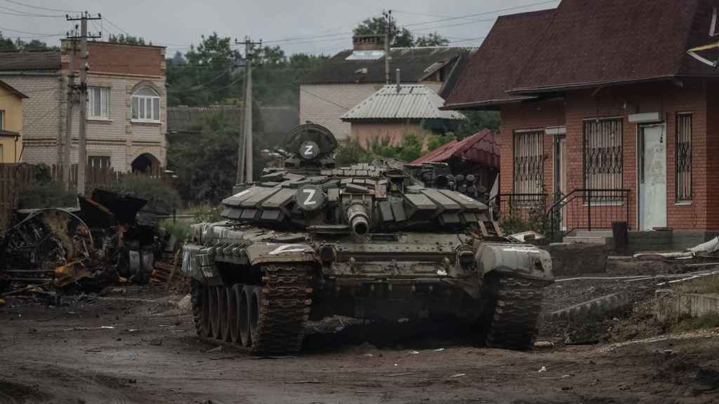 Se ve un tanque ruso destruido en la ciudad de Izium.