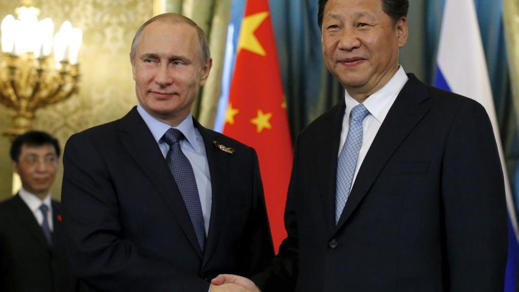 Xi Jinping and Putin shake hands during a meeting in the Kremlin in 2015.