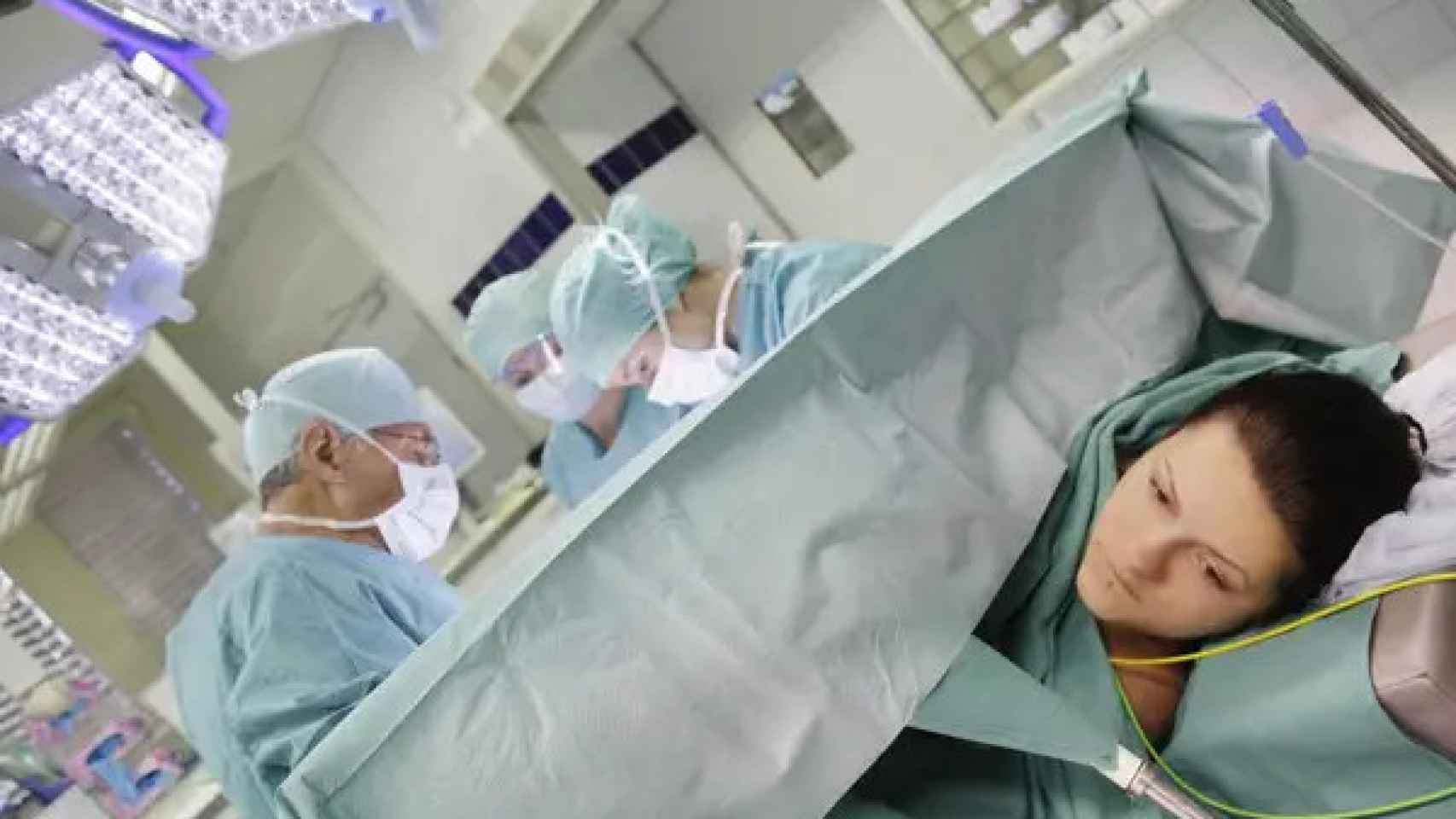 Una mujer, durante una cesárea, en imagen de archivo.