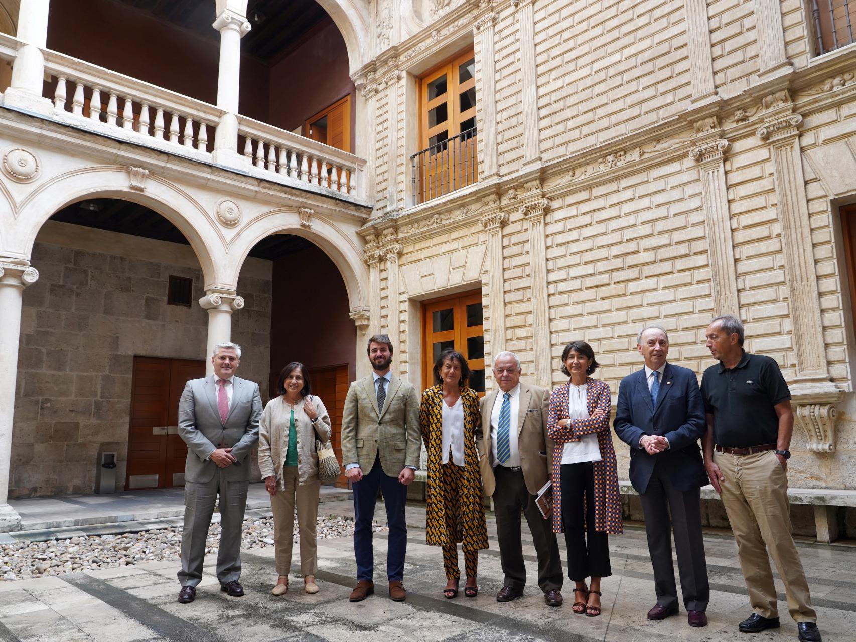 El vicepresidente de la Junta, Juan García-Gallardo, la presidenta de la Fundación Miguel Delibes, Elisa Delibes, y el consejero de Cultura, Gonzalo Santonja, junto a otros miembros del Patronato, este miércoles.