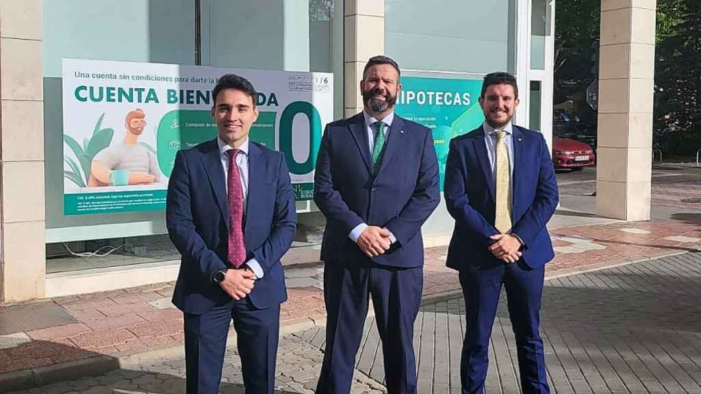 El director de la oficina, Alejandro Gutiérrez, el director de la red comercial, Carlos Martín-Salas, y el gestor comercial, Jesús del Barrio.