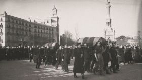Imagen de la manifestación monumental de duelo por el crimen de Cuatro Caminos. Foto cortesía de Destino.