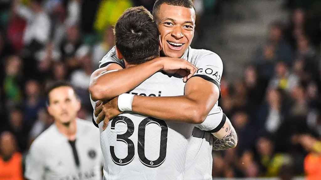 Mbappé y Messi, dándose un abrazo para celebrar un gol del PSG en la temporada 2022/2023