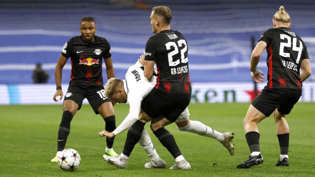 Fede Valverde pelea un balón entre la defensa del RB Leipzig
