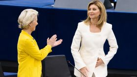La presidenta de la Comisión Europea, Ursula von der Leyen, junto con Olena Zelenska, la mujer del presidente de Ucrania.