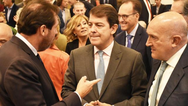 Alfonso Fernández Mañueco en el centro, junto a Óscar Puente, a la izquierda y Jesús Julio Carnero, a la derecha