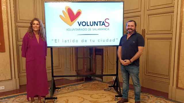 La concejala de Voluntariado, Almudena Parres, y el directo de la Fundación Tormes, Raúl de Tapia
