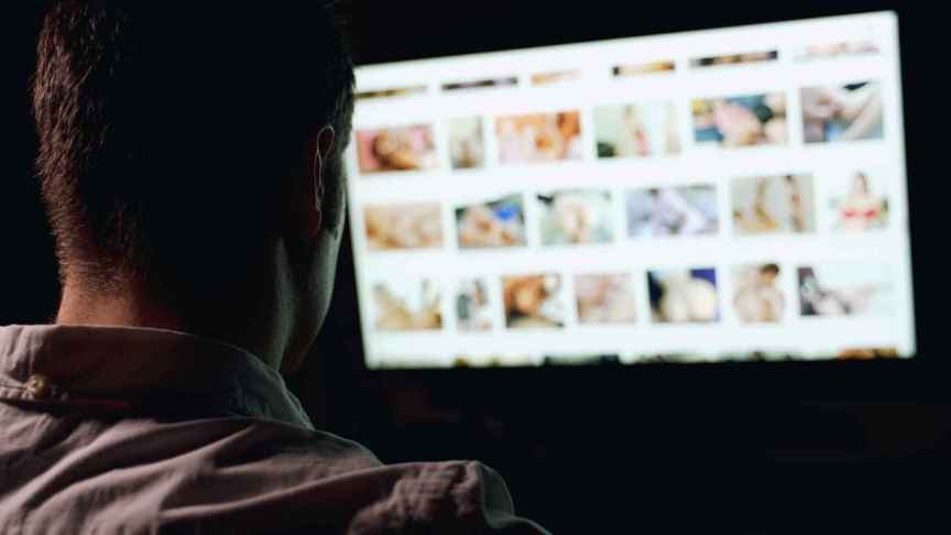 Un hombre viendo porno en su ordenador