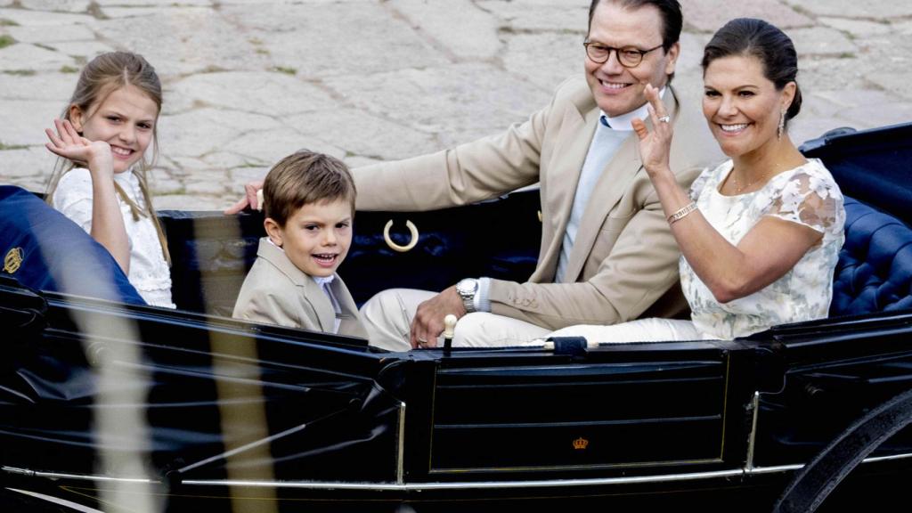 Estelle y Oscar de Suecia, junto a sus padres, en las celebraciones del 45 cumpleaños de la princesa Victoria.