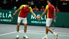 Marcel Granollers y Pedro Martínez se felicitan tras un punto