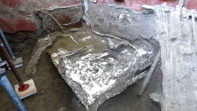 Una de las dos camas identificadas en el dormitorio aledaño a la Casa del Larario. Foto: Parque Arqueológico de Pompeya.