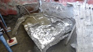 Las últimas habitaciones halladas en Pompeya desvelan más secretos: una manta, camas y una cuña