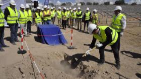 El presidente de la Diputación de Ciudad Real, José Manuel Caballero, en su visita a una de las once plantas fotovoltaicas que ID Energy Group y Feníe Energía pondrán en marcha en la provincia