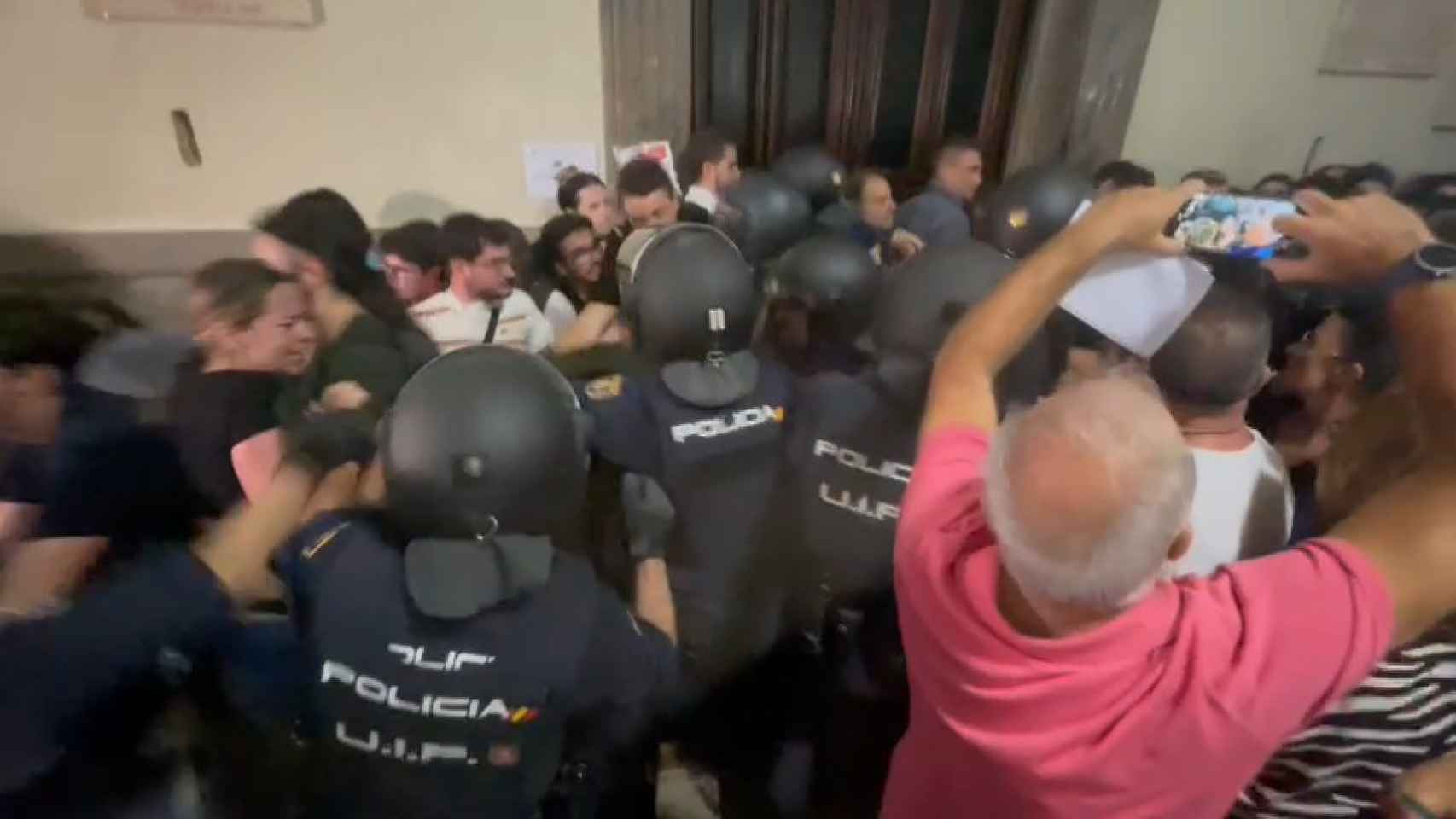 Cargas policiales en la Universidad de Granada a la llegada de Macarena Olona.