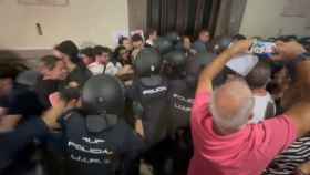 Cargas policiales en la Universidad de Granada a la llegada de Macarena Olona.