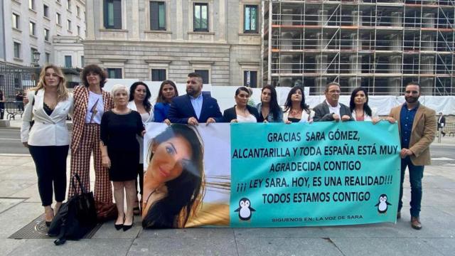 Los familiares de Sara Gómez, este martes, en el Congreso de los Diputados, junto a los miembros de la Secpre y la concejal del PSOE en el Ayuntamiento de Alcantarilla, Carolina Salinas, y la diputada autonómica Lara Hernández.