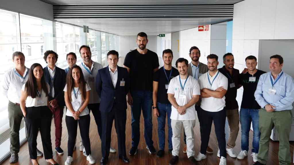 Marc Gasol junto al director general de Angels, Pepe Peris, y las startups que han 'pitcheado' este 15 de septiembre en Angels ante 250 inversores de toda España.