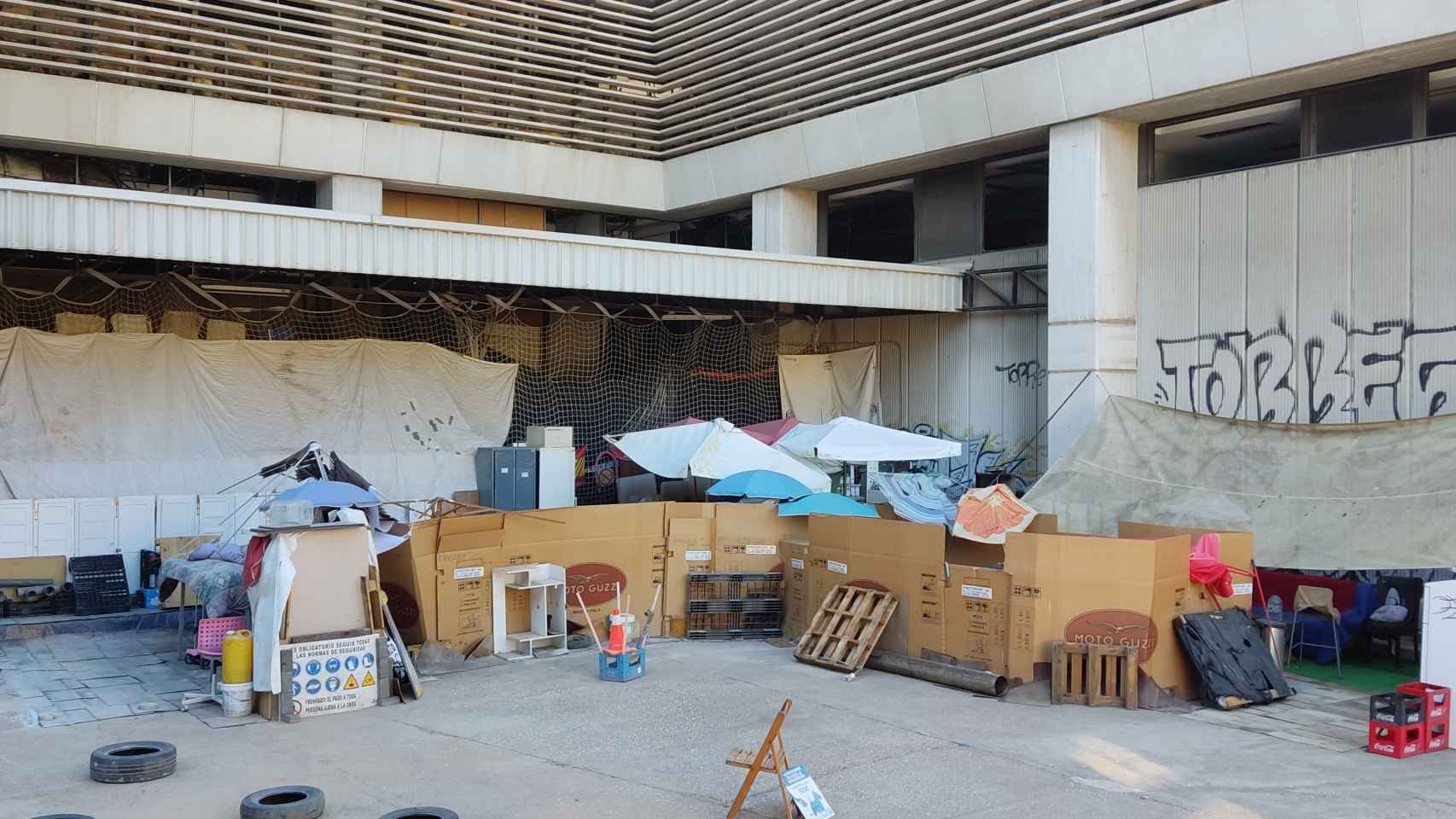 Imagen tomada el pasado jueves del asentamiento okupa en el edificio de Correos, en Málaga.