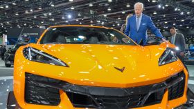 Joe Biden se dispone a subir al Chevrolet Corvette en el Salón de Detroit.