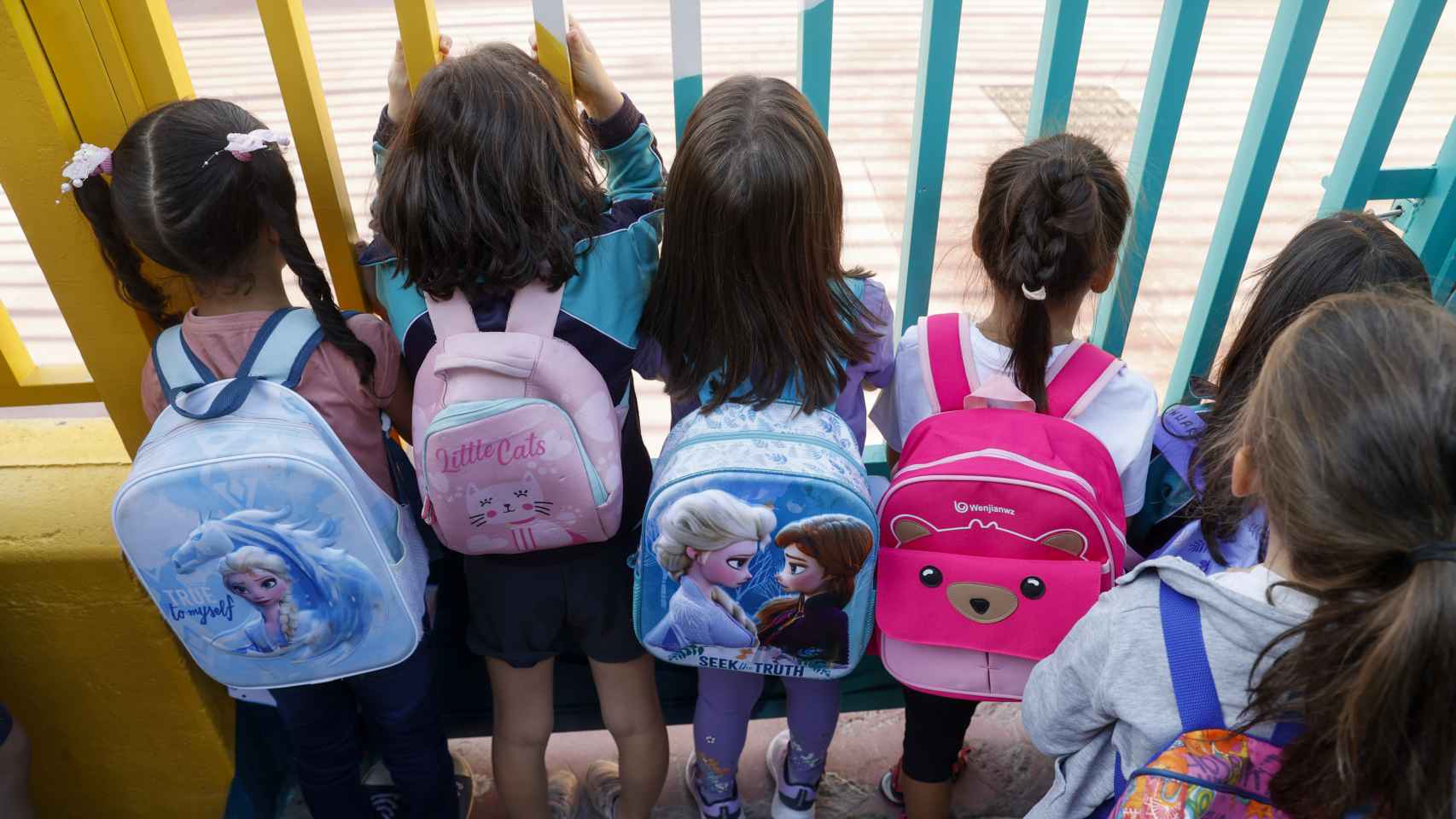 Varias niñas esperan la apertura de puertas de su colegio en Madrid.