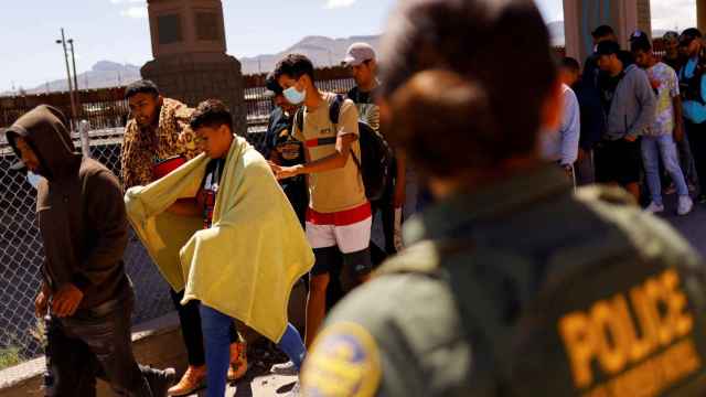 Emigrantes venezolanos tras ser interceptados por las patrullas fronterizas en El Paso, Texas.
