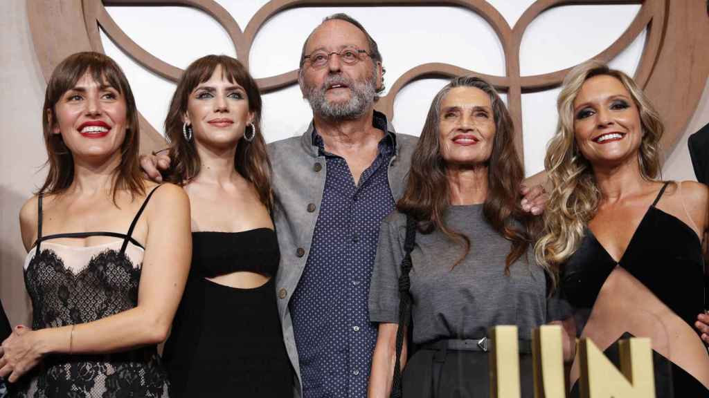 Teresa Fernández-Valdés, a la derecha, con los actores de 'Un asunto privado'.