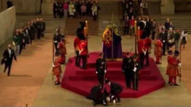 Guardia real desmayándose en la capilla ardiente de Isabel II.