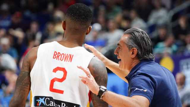 Lorenzo Brown recibe órdenes de Sergio Scariolo durante un partido del Eurobasket