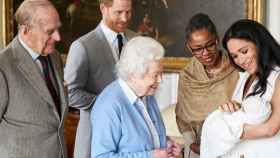 El príncipe Harry y Meghan Markle, junto a la madre de esta,  Doria Ragland, enseñan a su recién nacido Archie a Isabel II y su esposo el duque de Edimburgo,  el 9 de mayo de 2019 en el castillo de Windsor.