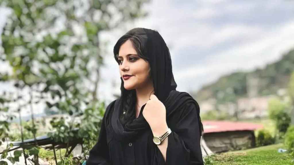 Mahsa Amini, la joven iraní que fue detenida por llevar mal el velo.