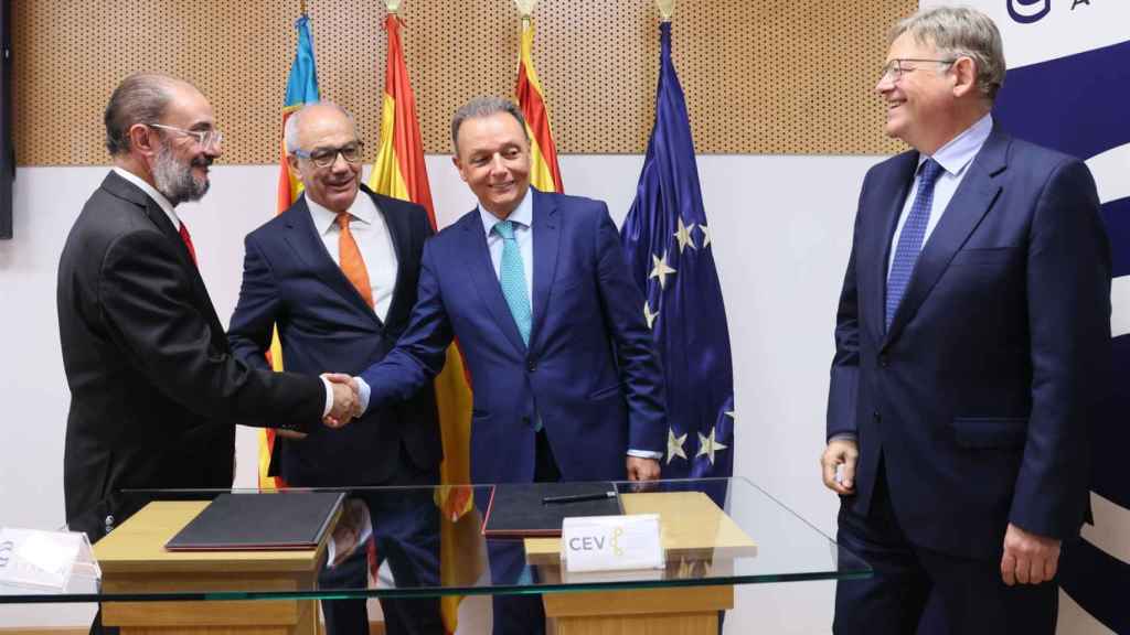 Javier Lambán y Ximo Puig, junto al presidente de CEOE Aragón y Salvador Navarro, en el Foro Impulso al Corredor Cantábrico-Mediterráneo.