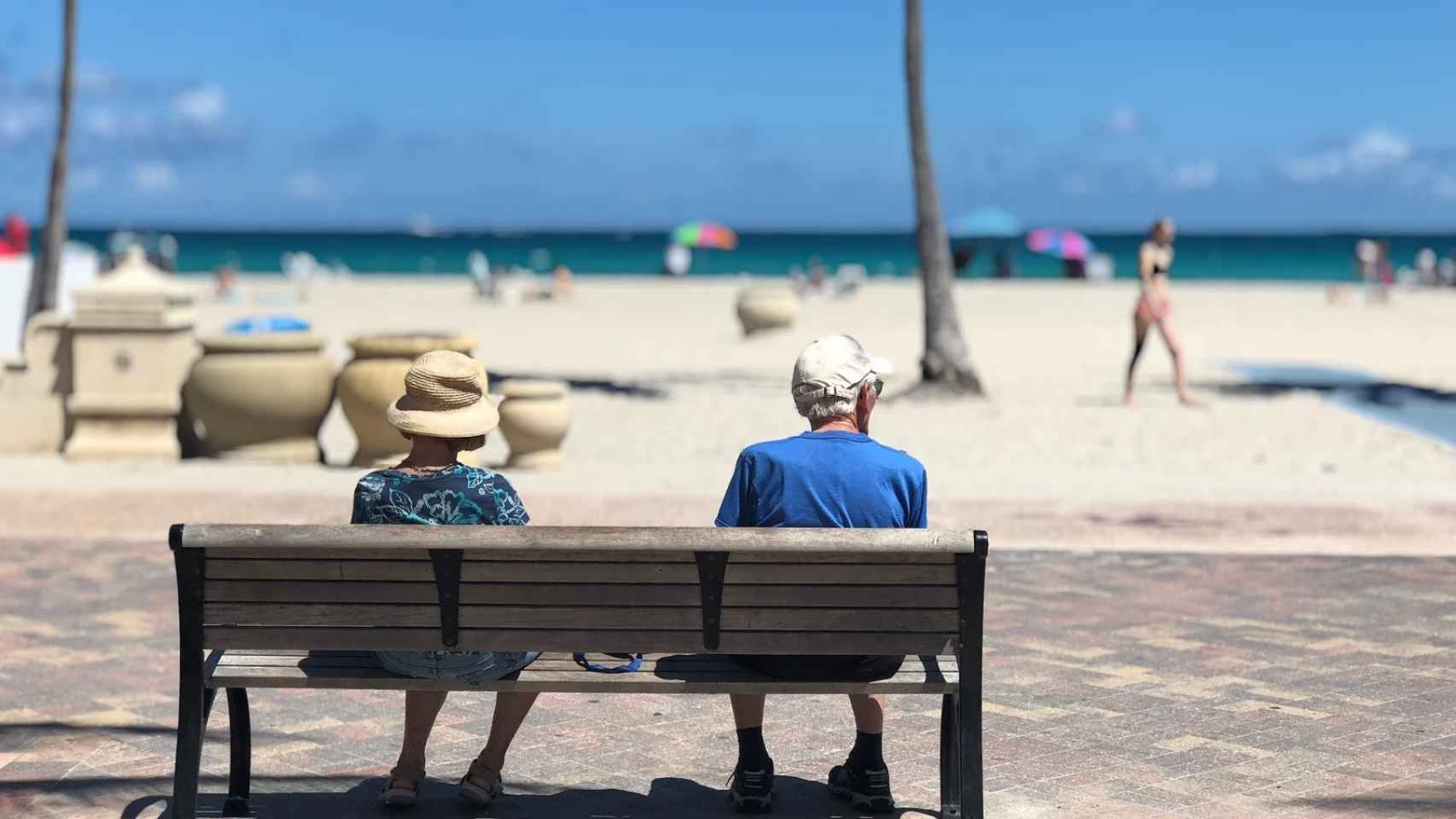 Dos ancianos en un banco en la playa, en imagen de archivo.