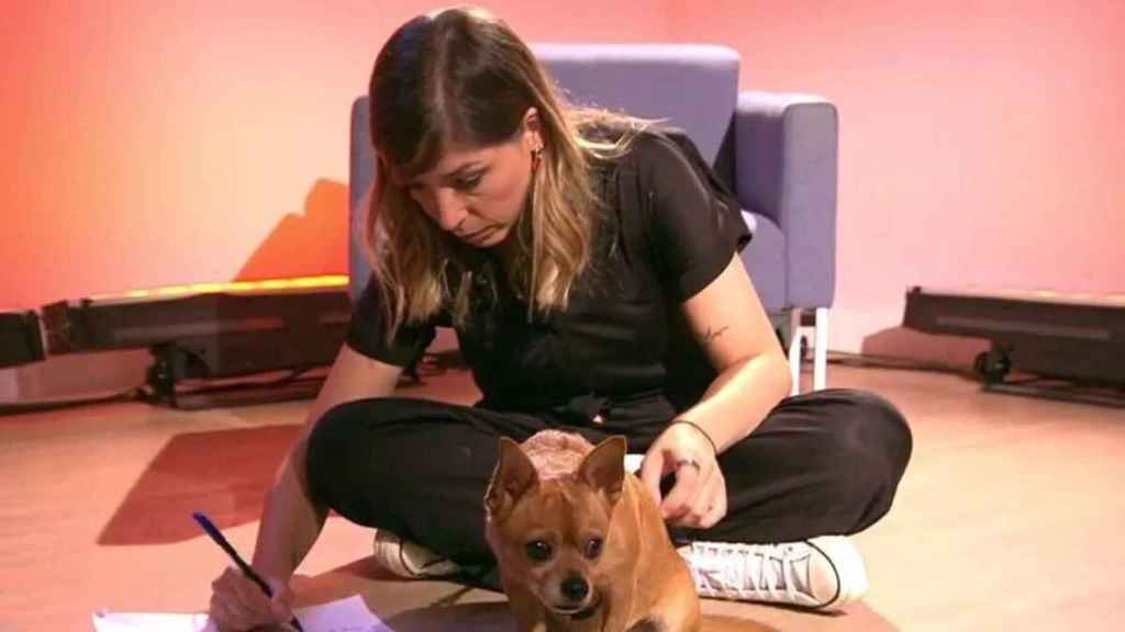 Una experta habla con la perra de Chelo García Cortés.