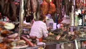 Una carnicera despacha en su puesto del Mercado del Conde en León