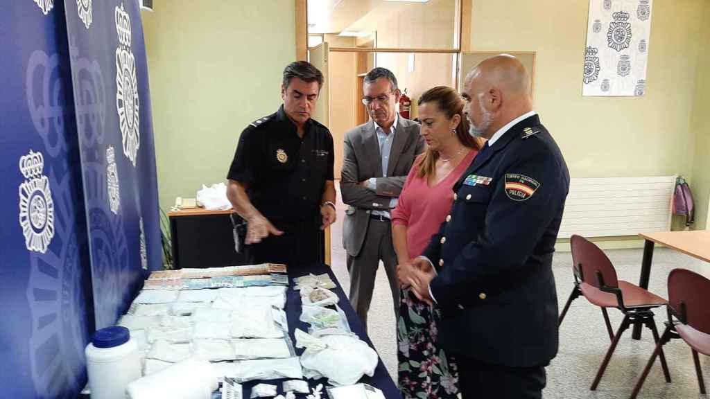 Virgina Barcones y miembros de la Policía Nacional explican la operación.