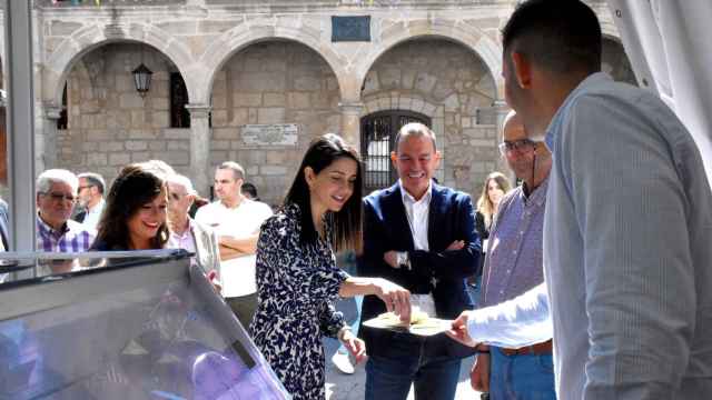 La presidenta de Ciudadanos, Inés Arrimadas, probando quesos en Fromago (Zamora)