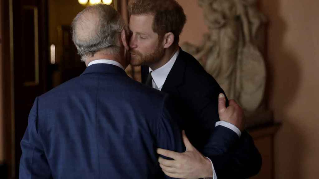 El rey Carlos y el príncipe Harry en una imagen de archivo.