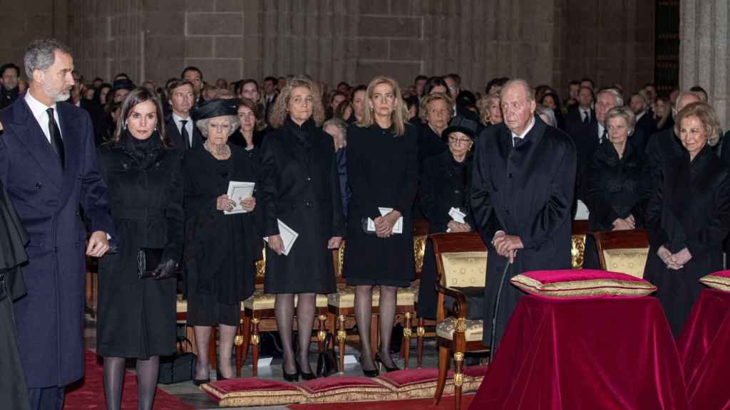 La última imagen pública de Juan Carlos, Sofía, Felipe y Letizia, en el funeral de Pilar de Borbón.