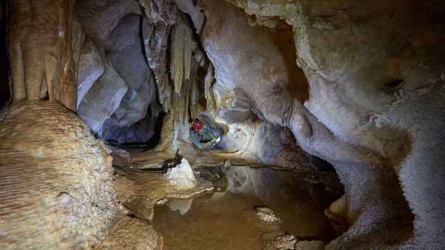 Un investigador dentro de la Cueva de las Estegamitas.