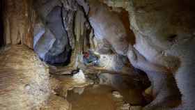 Un investigador dentro de la Cueva de las Estegamitas.
