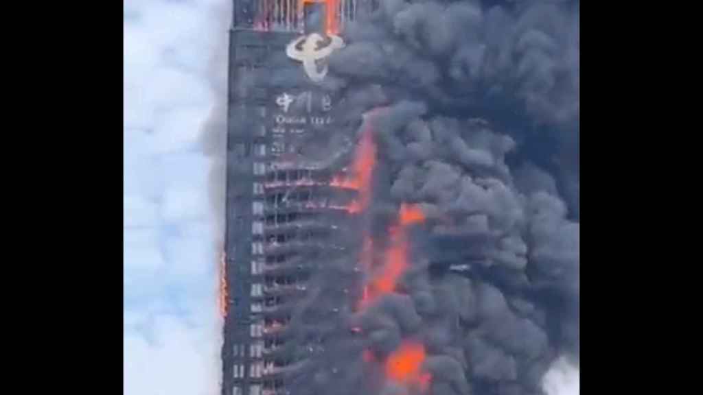 La torre de China Telecom en Changsha, en llamas.