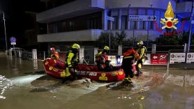 Equipos de rescate en una calle inundada en Senigallia, Italia.