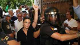 Macarena Olona intenta entrar en la Universidad de Granada protegida por la Policía Nacional.