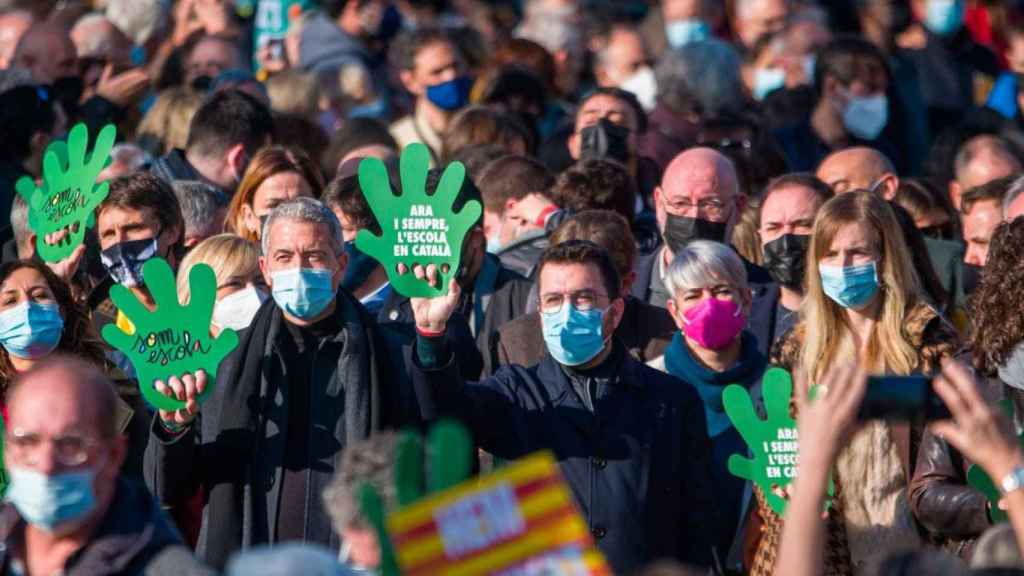 El presidente de la Generalitat, Pere Aragonès, asiste a una marcha por la inmersión monolingüe obligatoria en catalán.
