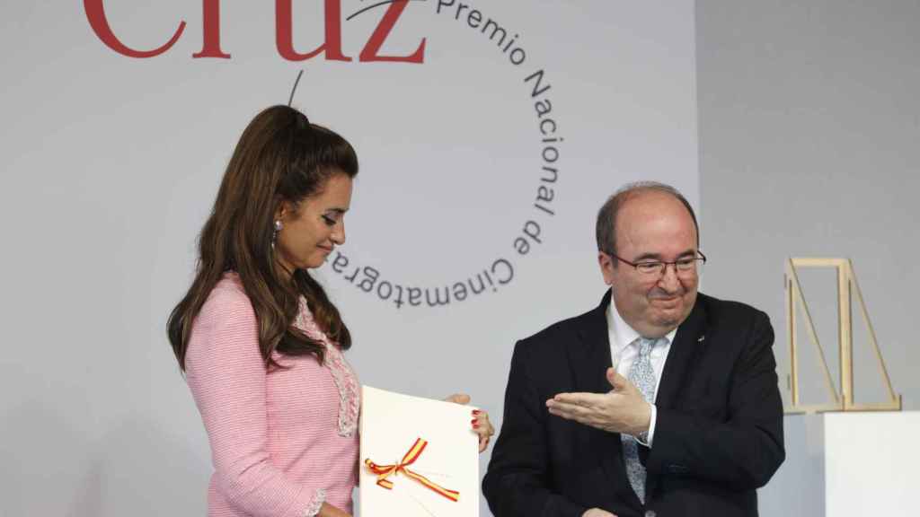 Penélope Cruz y el ministro Miquel Iceta, durante el acto.
