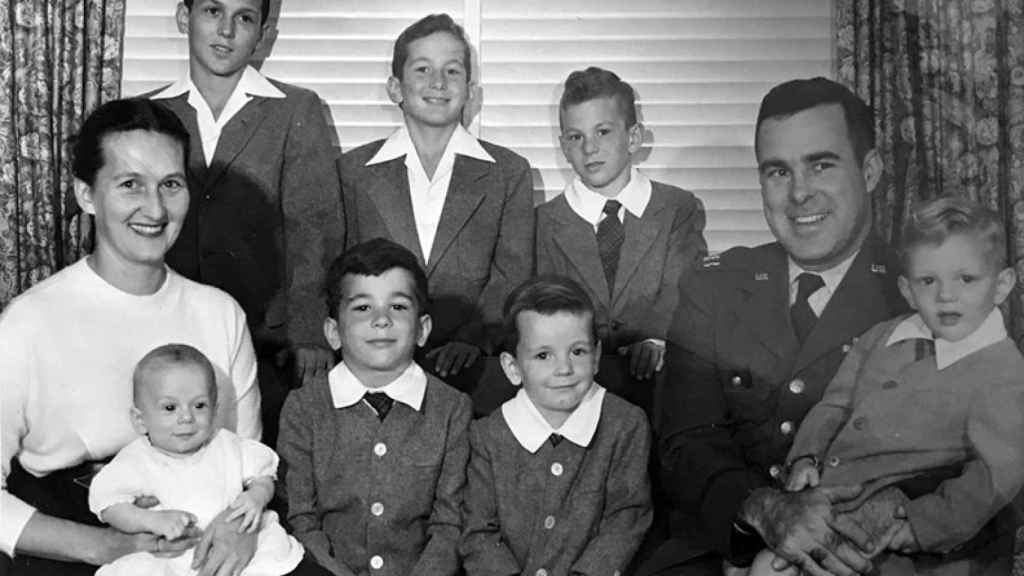 Mimi y Don Galvin con ocho de sus doce hijos