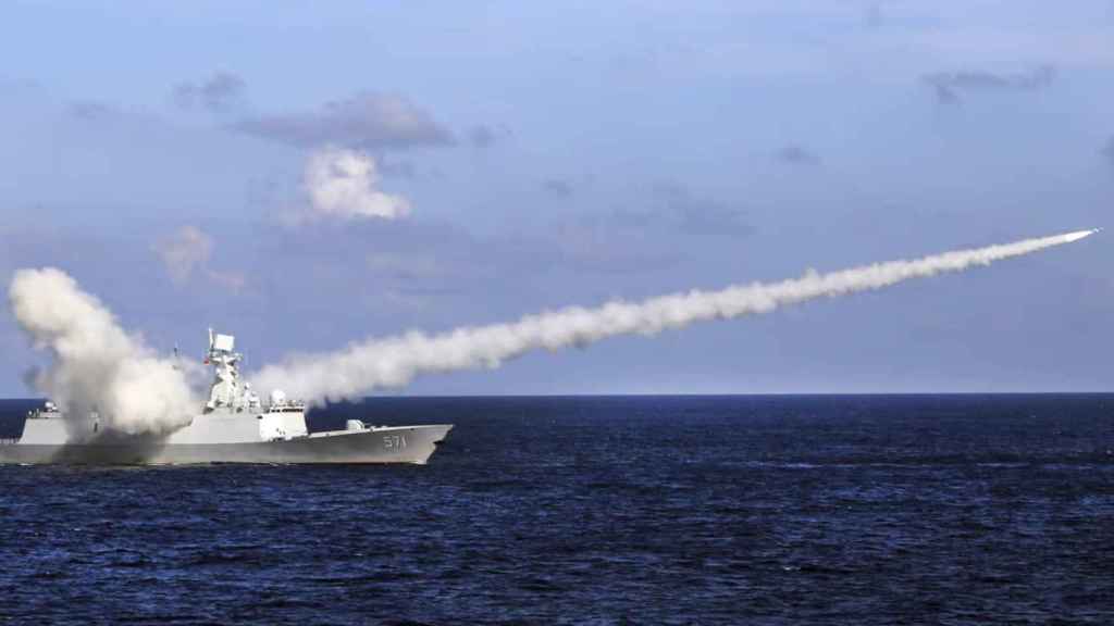 Fragata china lanzando un misil antibuque