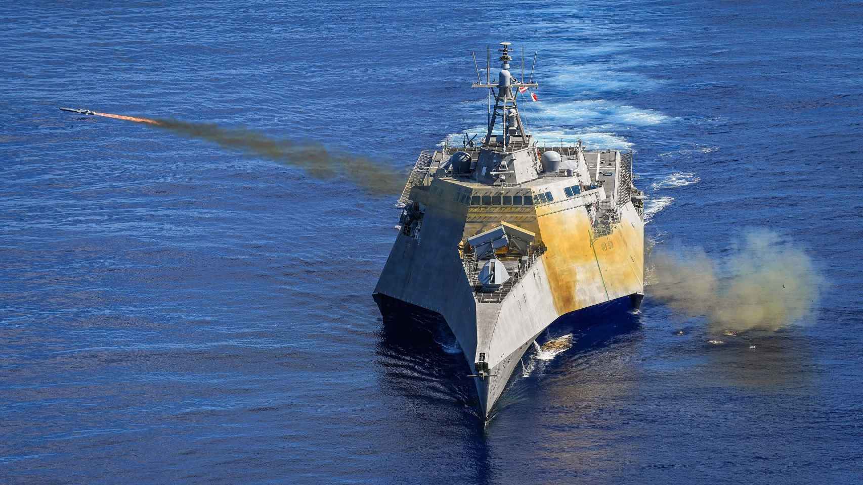 USS Gabrielle Giffords lanzando un misil