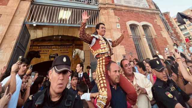 El matador de toros de Ledesma, Domingo López Chaves, abre la Puerta Grande de La Glorieta