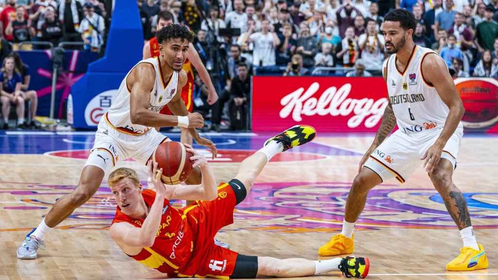 Alberto Díaz roba un balón ante Alemania en el Eurobasket